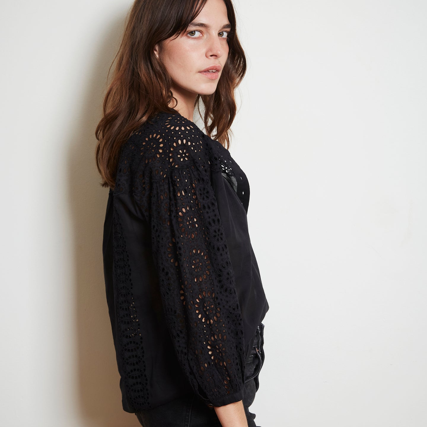 CIRCLE LACE BLOUSE IN BLACK