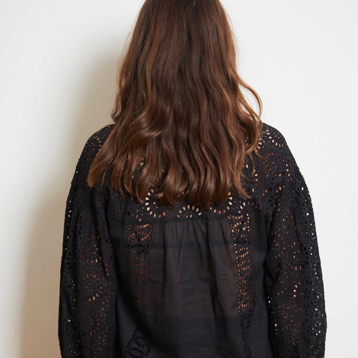 CIRCLE LACE BLOUSE IN BLACK